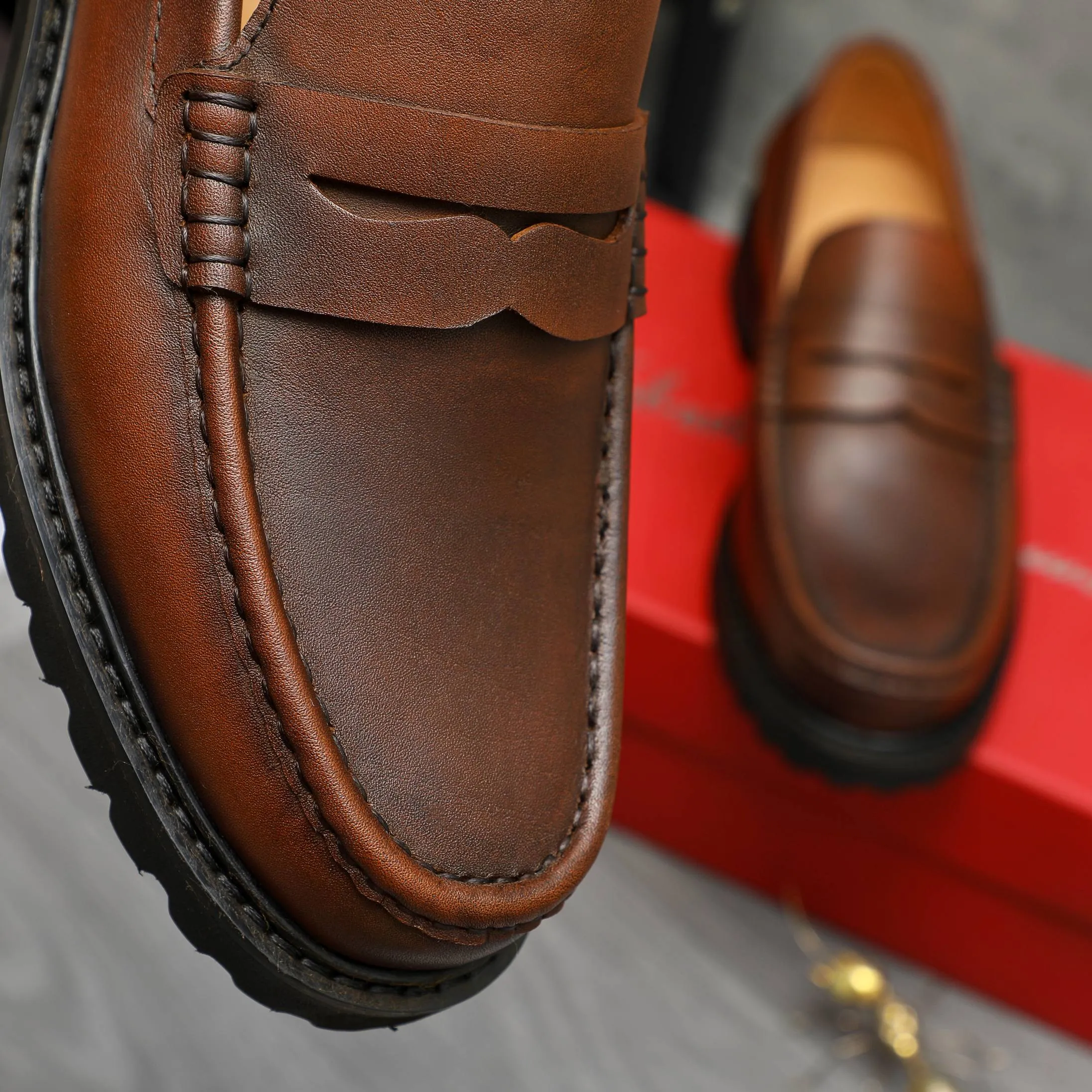 Men's shoes 💰442 Product trademark: Ferragamo "Ferragamo" business formal leather shoes Regular size: 38-46 (45.46 custom-made and non-returnable) Product materials: Selected color-brushed cowhide upper, cowhide lining, non-slip rubber outsole